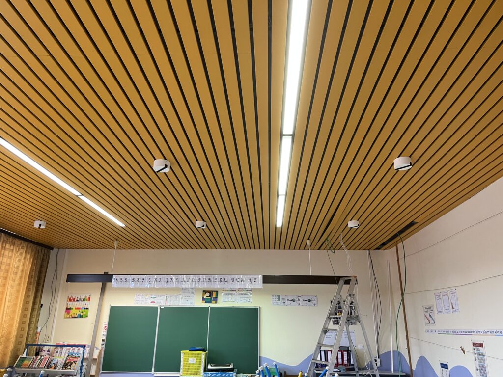 Transmetteurs LiFi au plafond d'une classe de l'école communale du Centre à Anderlues